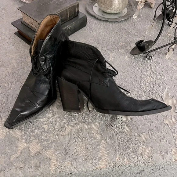 John Fluevog Surrealist Pizza - Picture 2 of 5